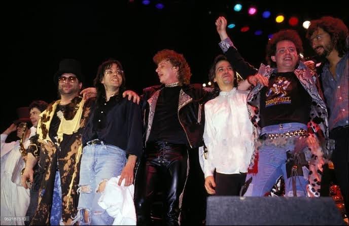 datamr_nm's tweet photo. #ThrowbackToday
April 19 1988 Osaka Festival Hall
TOTO “The Seventh One Japan Tour”
ほぼ毎回参戦してるけど、個人的にはこれがベストパフォーマンス‼️👍😍
#TOTO
#JeffPorcaro
#DavidPaich
#SteveLukather
#StevePorcaro
#MikePorcaro
#JosephWilliams
#WarrenHam
#LuisConte https://t.co/NwdaQYrBwj