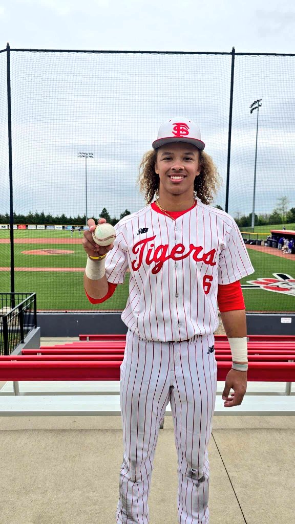 SEK_Sports's tweet photo. π£ @JourneysbyGina SEK Bomb Squad π£
βΎοΈπ£ Fort Scott Senior Lennox Vann launched a 2-RUN HOMERUN in their big 7-2 league victory against Pittsburg! π₯ What a way to contribute to a huge win! πͺ #SEKsports #sports #kansas #kshaa #SEKelite #homerun #baseball #FortScottTigers #SeniorPower #ClutchHomer #BigWin