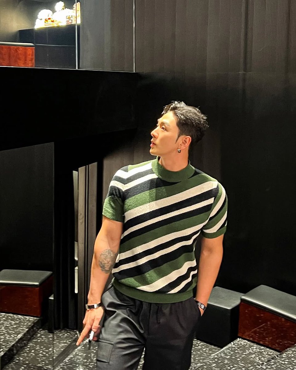 몸짱크고 얼굴 개작아 몸통에 얼굴 10개 들어갈듯