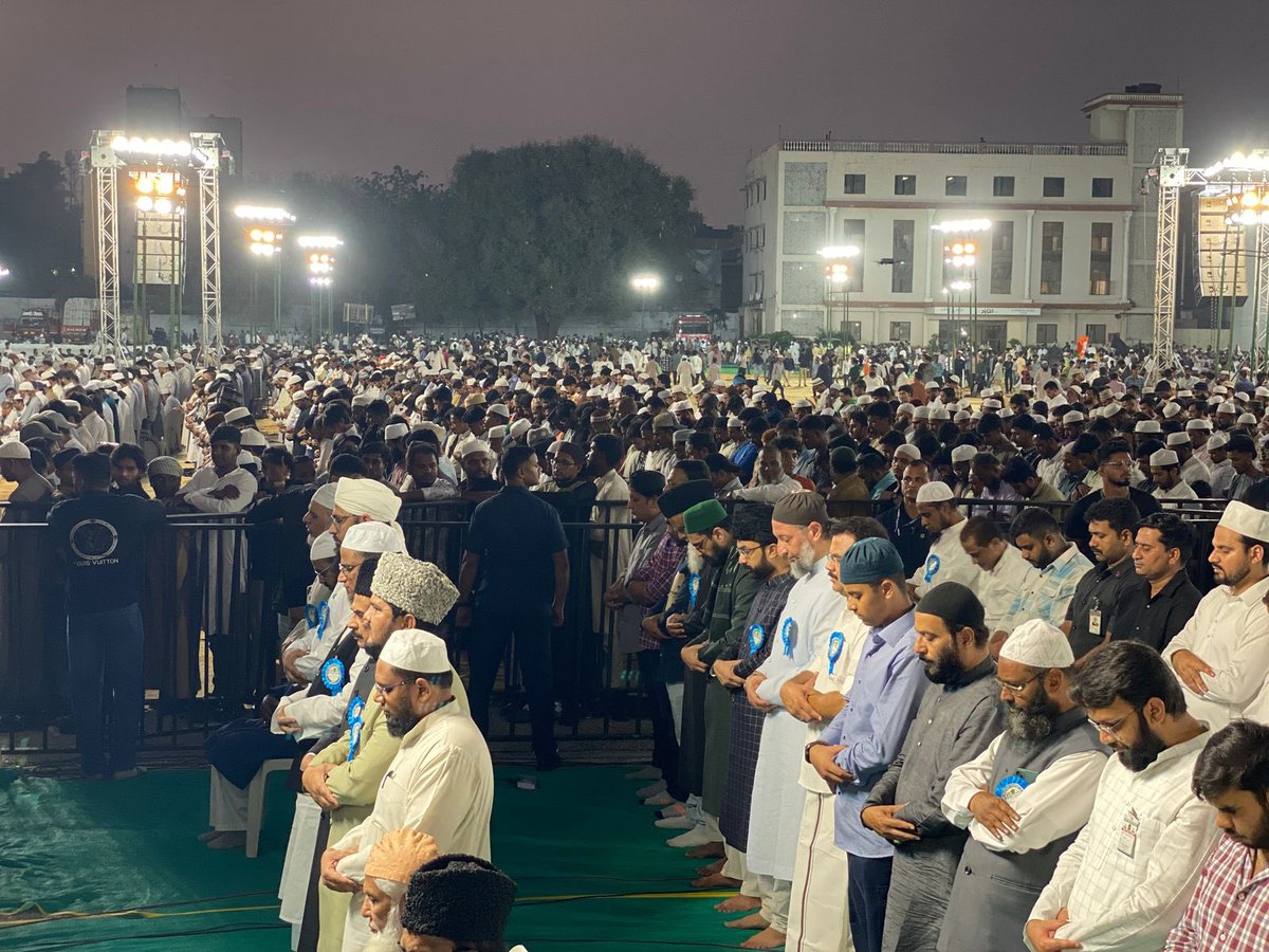 mohsinaddeen96's tweet photo. Namaz-E-Magrib @ Darussalam. 🦁🦾
#salah #salahfirst #namaz #magrib #protest #meeting #darussalam #asadowaisiimperator #asaduddinowaisi #hyderabad https://t.co/uhLxjDLBBx