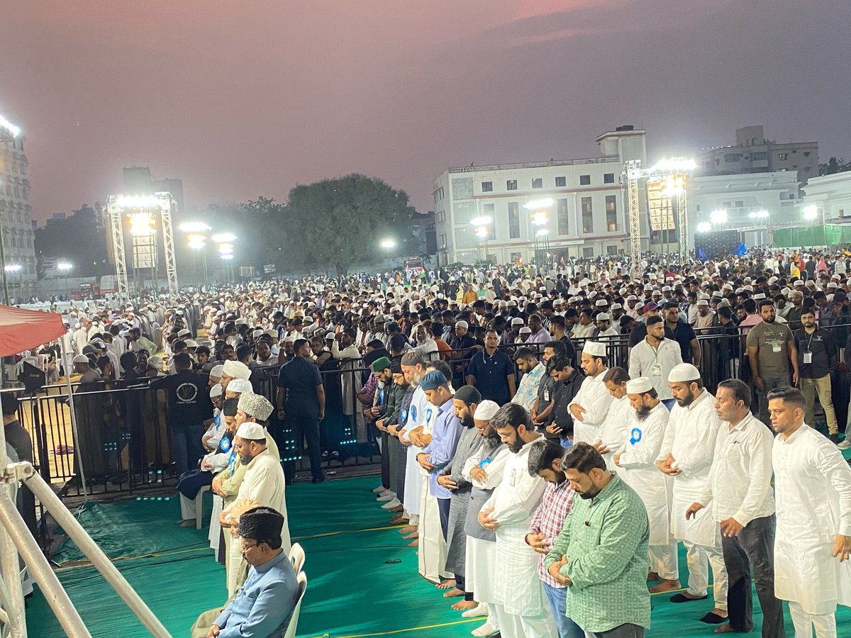 mohsinaddeen96's tweet photo. Namaz-E-Magrib @ Darussalam. 🦁🦾
#salah #salahfirst #namaz #magrib #protest #meeting #darussalam #asadowaisiimperator #asaduddinowaisi #hyderabad https://t.co/uhLxjDLBBx