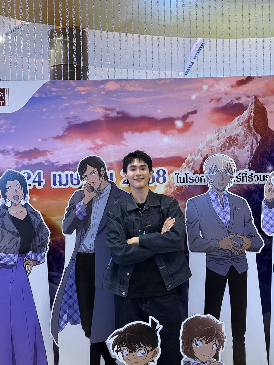 ขอบคุณทุกคนมากกกกๆๆ ที่แวะมาให้กำลังใจจนะค้าบบบ  บางคนวิ่ง2 งานเลย บางคนก็มารอกันนานเลย ขอบคุณมากๆนะคับบ อย่าลืมหาอะไรกิน กลับบ้านปลอดภัย พักผ่อนกันเยอะๆนะค้าบบ 

ปล.ก็ว่าคนกรี๊ดอะไรกันนน พี่นุ๊กบอกว่าน่าจะมีดารามามั้ง

#GalaConan28THxBook