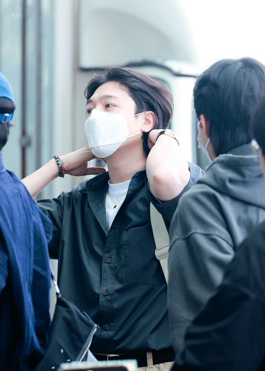 머리 넘기는 거 넘 느좋이라고…