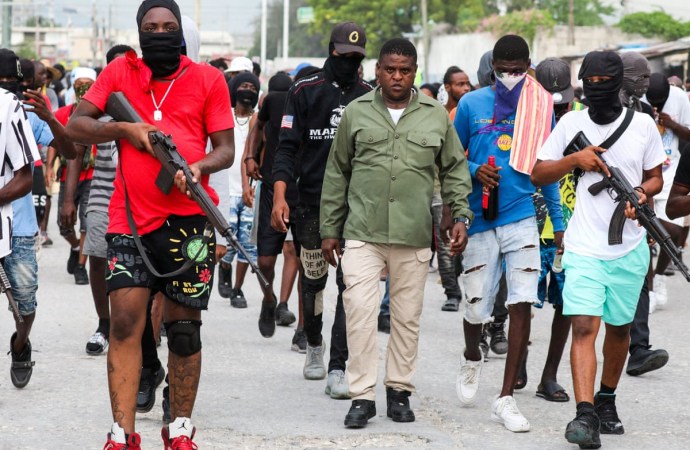 Les gangs haïtiens, dont Viv Ansanm et Gran Grif, pourraient être désignés comme "terroristes mondiaux" par les USA, selon le Miami Herald. Une mesure antiterroriste inédite qui viserait aussi leurs soutiens politiques et financiers. Un tournant majeur pour Haïti. #SkandalNews