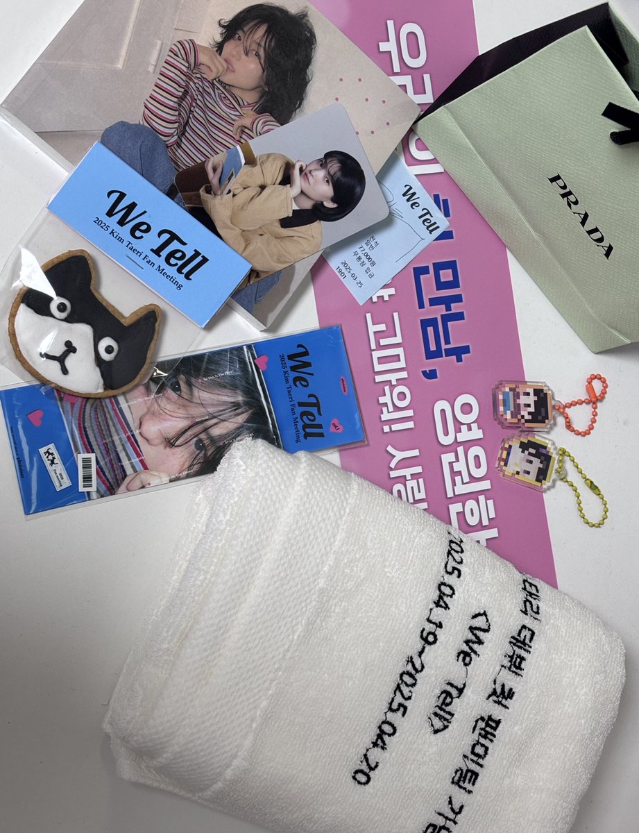 taerilight's tweet photo. 비오는 말도 안되는 날씨에 나눔 바리바리 들고와서 준비해주고 추억 기념할 수 있게 만들어준 탤덕들 넘 감사합니다🙇‍♀️🙇‍♀️🙇‍♀️ 자기가 모델인 브랜드 다끌구와서 손에 뭐라도 하나씩 쥐어준 우리 태리에게도 최고 감사와 사랑을 https://t.co/2JVYyzClei