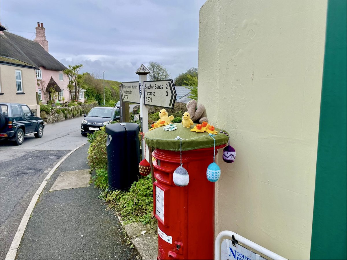 LynnsWaffles's tweet photo. 📮A nice #EasterTopper on a #KingGeorgeVI #Postbox
📮Today in #Strete #SouthDevon
The weather has improved enormously from yesterday’s wind &amp; rain💨☔️Spotted this 📮 while having a wander along the coast &amp; perfect for #PostboxSaturday 📮#EasterWeekend 📮 https://t.co/0nyv0MxORn