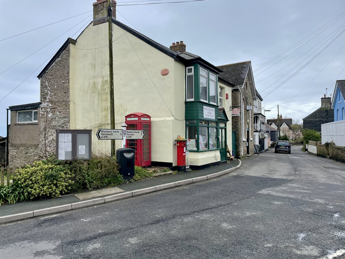 LynnsWaffles's tweet photo. 📮A nice #EasterTopper on a #KingGeorgeVI #Postbox
📮Today in #Strete #SouthDevon
The weather has improved enormously from yesterday’s wind &amp; rain💨☔️Spotted this 📮 while having a wander along the coast &amp; perfect for #PostboxSaturday 📮#EasterWeekend 📮 https://t.co/0nyv0MxORn