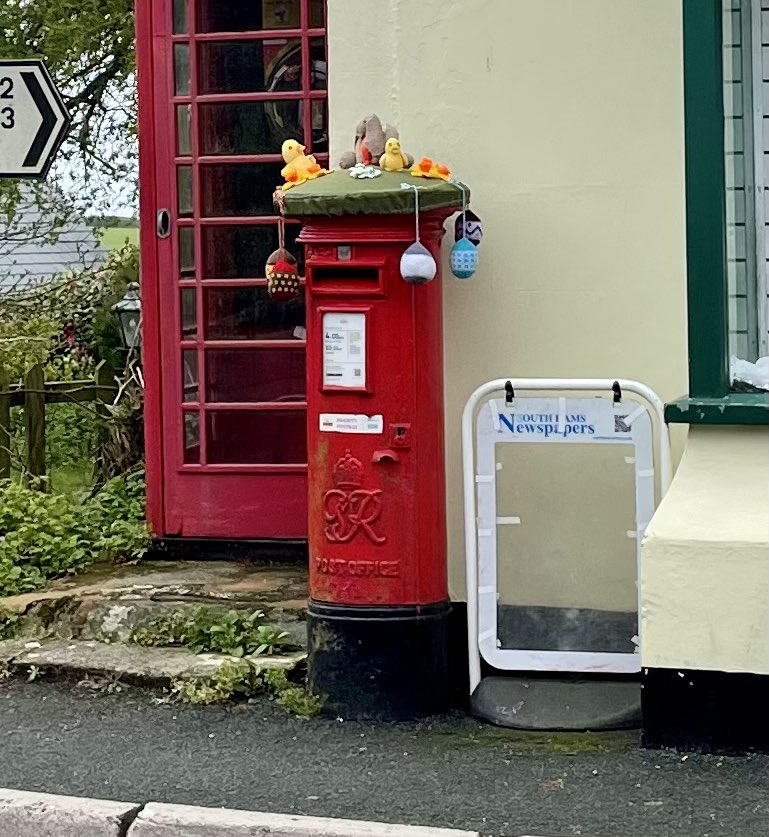 LynnsWaffles's tweet photo. 📮A nice #EasterTopper on a #KingGeorgeVI #Postbox
📮Today in #Strete #SouthDevon
The weather has improved enormously from yesterday’s wind &amp; rain💨☔️Spotted this 📮 while having a wander along the coast &amp; perfect for #PostboxSaturday 📮#EasterWeekend 📮 https://t.co/0nyv0MxORn