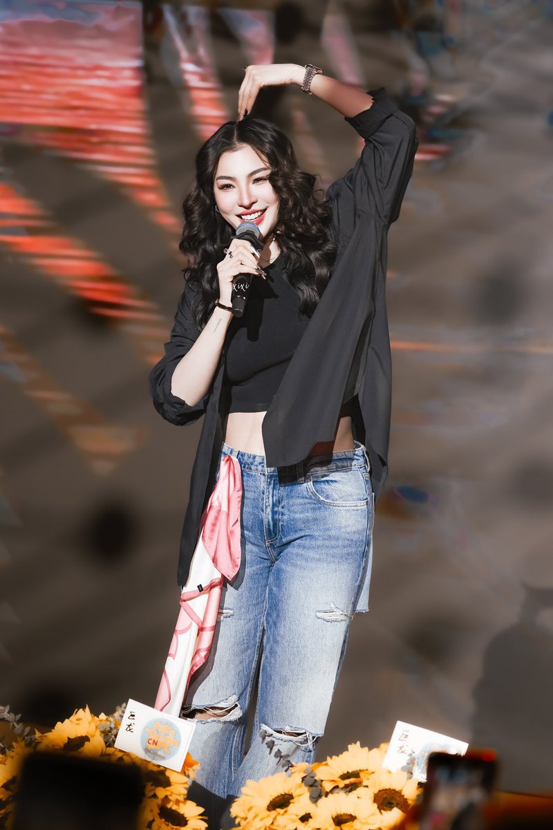 wannisa_opor's tweet photo. วันนี้คุณเค้าสวยทุกลุคเลยนะคะ✨🌻💛
คนเก่ง เก่งมาก สวยมากๆ👏🫶🏻

FAYE IN NANNING DAY1
#PerayaFMinNanningD1
#FayePeraya https://t.co/YYuUATcxpb