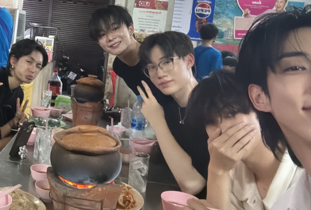 AsmodeusLust666's tweet photo. จีสุพัดเเละลูกๆของเค้า 🫶🏻🥺 เเล้วคือมีความเหมือนพ่อคนล่ะนิดล่ะหน่อยด้วยนะ 🤏🏻 เเต่ลูกชายคนโตสุดก็คือ55555555555 https://t.co/9zGmNZXA9Y