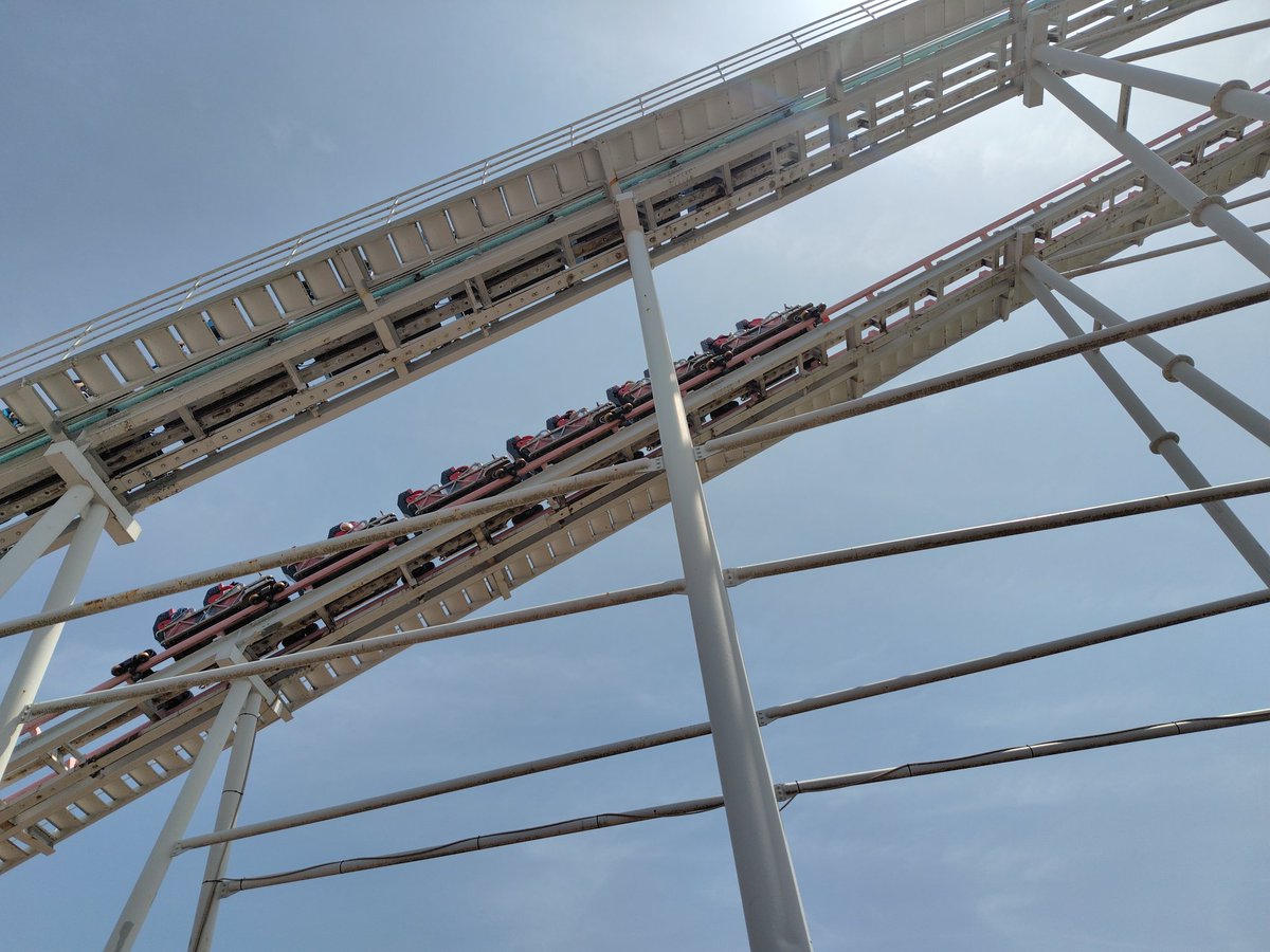 akii34's tweet photo. ひっさびさ遊園地で遊んだ✨🎡
いい天気すぎて暑かった～☀
ジェットコースター🎢いくらでも乗れるぜぇ！🥹 https://t.co/VIXsOLNmxo