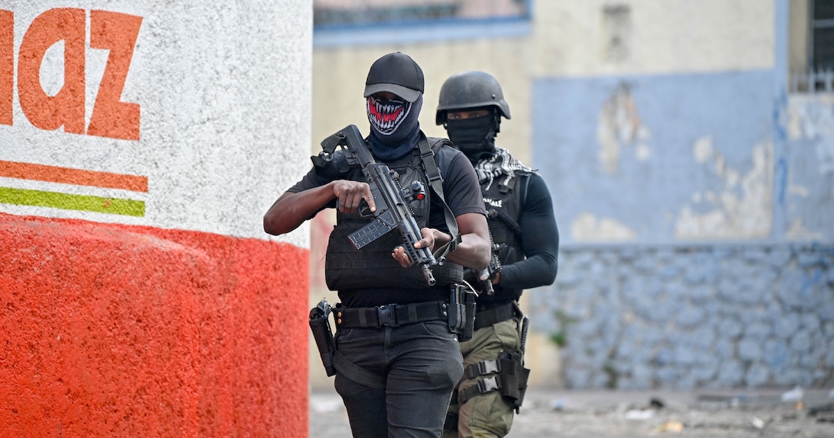 Intervention de la <a href="/pnh_officiel/">PNH</a> à Mirebalais : plusieurs bandits mortellement blessés, selon la police. Trois armes, dont deux fusils d’assaut, ont été saisies. Des unités restent déployées pour traquer les gangs qui terrorisent la population. #SkandalNews