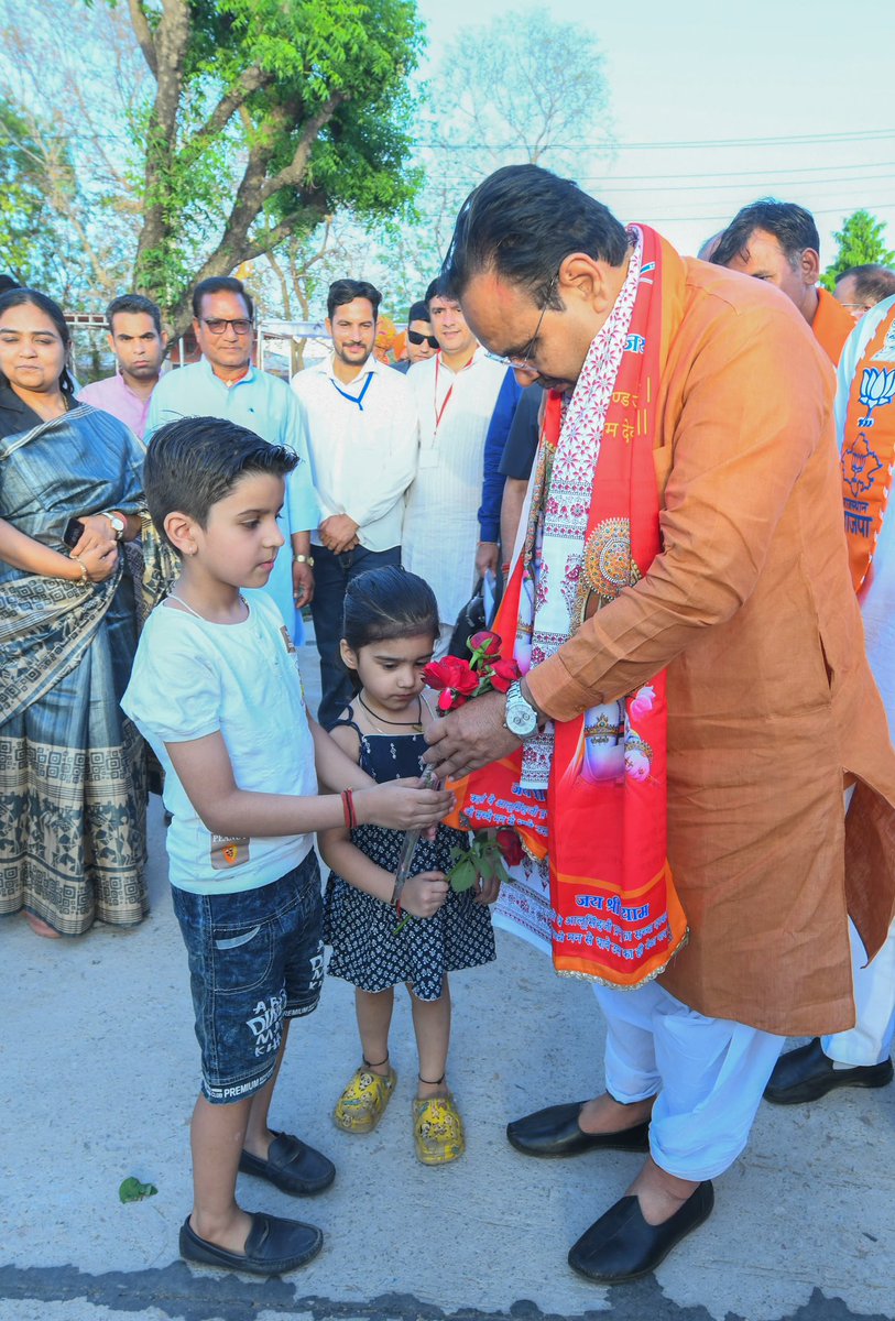 Bhajanlalofc's tweet photo. दुनिया की सबसे अनमोल निधि है बच्चों की निश्चल मुस्कान, जो सारी थकान मिटा देती है।

📍 सीकर सर्किट हाउस

माननीय मुख्यमंत्री श्री भजनलाल शर्मा जी और प्यारे बच्चों के बीच असीम अपनत्व से परिपूर्ण हृदयस्पर्शी क्षण।

@BhajanlalBjp https://t.co/1bNaied1aL