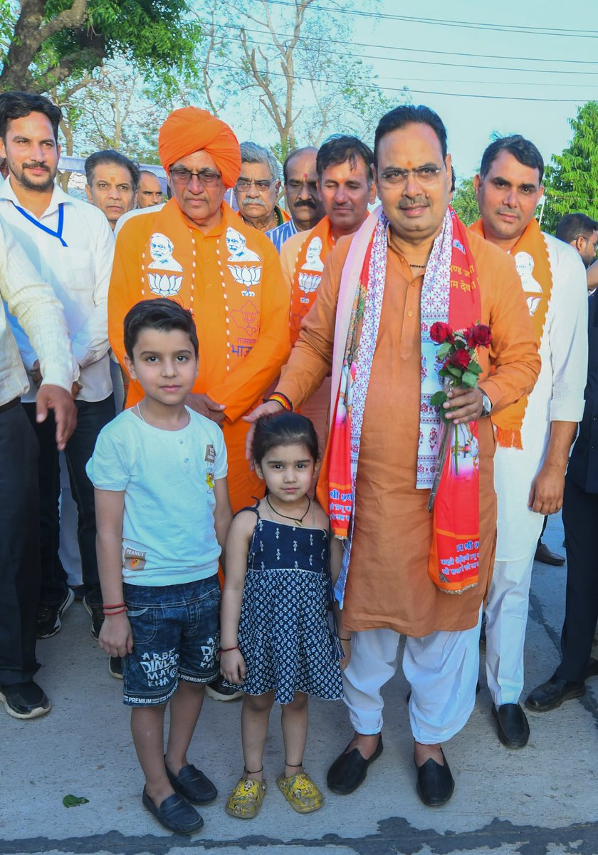 Bhajanlalofc's tweet photo. दुनिया की सबसे अनमोल निधि है बच्चों की निश्चल मुस्कान, जो सारी थकान मिटा देती है।

📍 सीकर सर्किट हाउस

माननीय मुख्यमंत्री श्री भजनलाल शर्मा जी और प्यारे बच्चों के बीच असीम अपनत्व से परिपूर्ण हृदयस्पर्शी क्षण।

@BhajanlalBjp https://t.co/1bNaied1aL