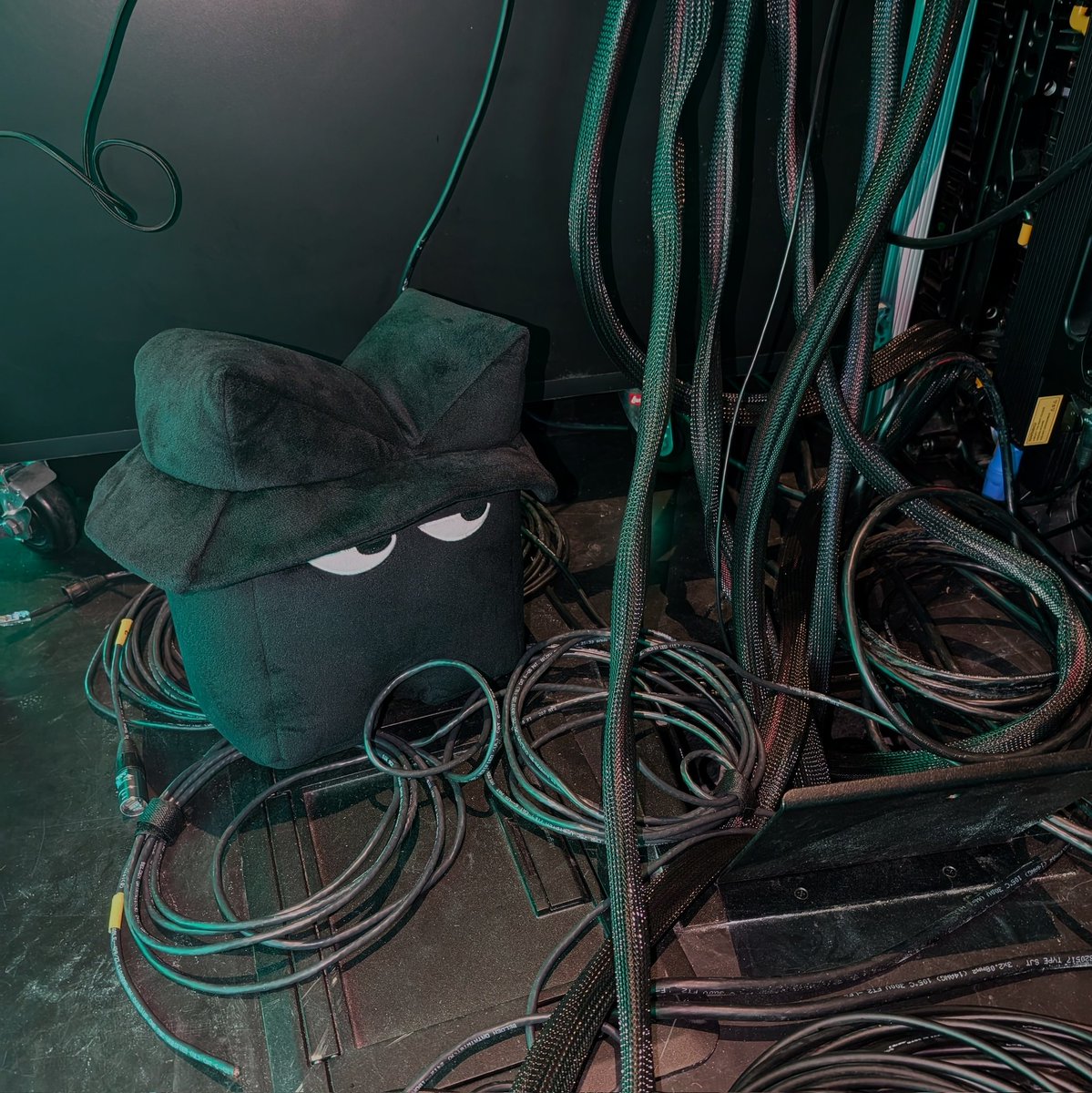 One technician. One mission.

He worked tirelessly to get us power overnight.

Send a ‘🙏’ to support our frontliners