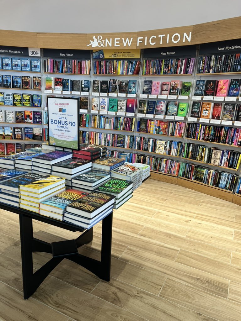 kizerandbender's tweet image. This semi-circle fixture is called a &quot;hug&quot;. It makes customers feel comfortable while shopping. #visualmerchandising