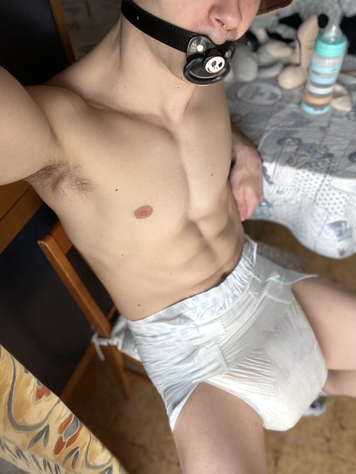 Watch Leo 🐱's leaked NSFW photo on TwXstars