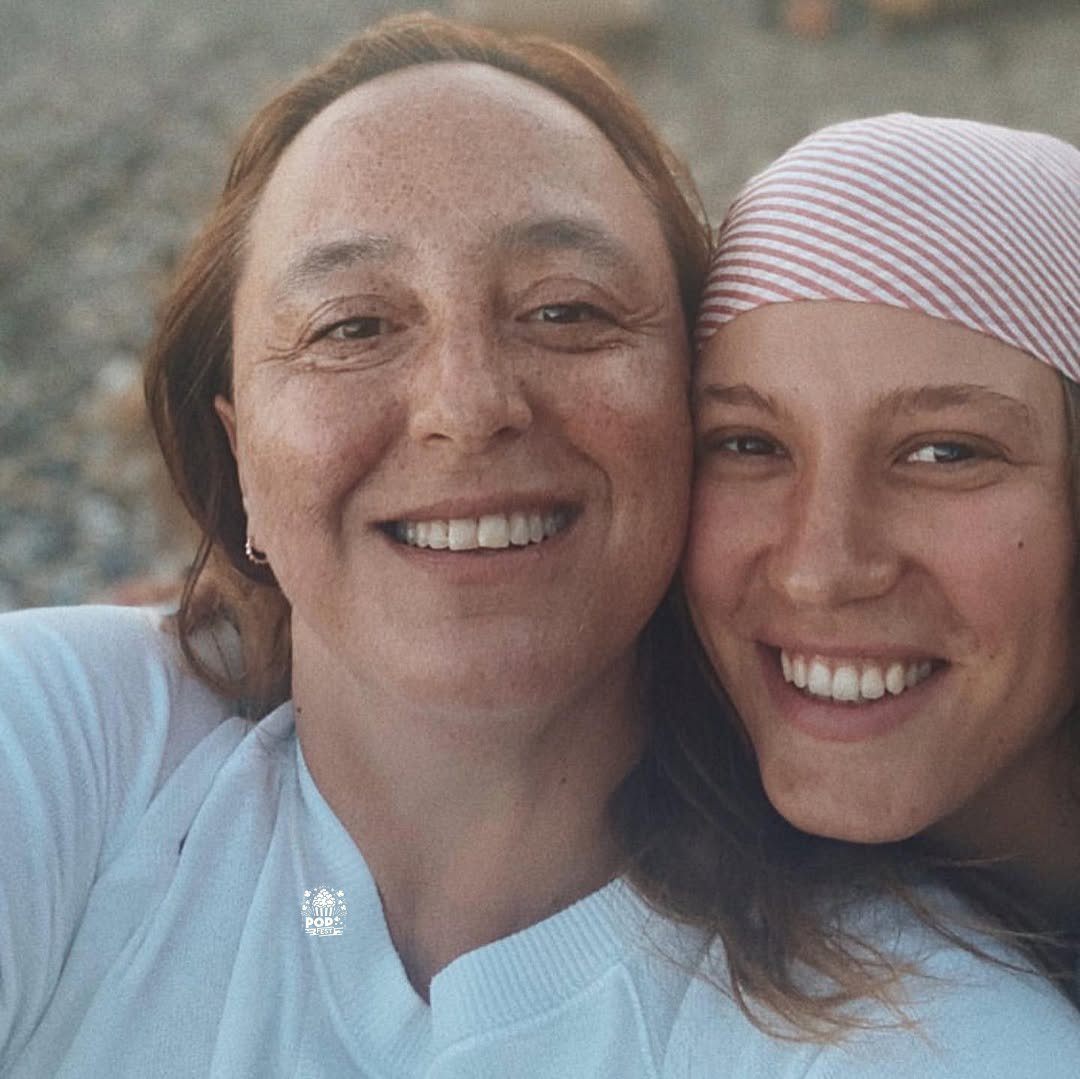 Bugün Serenay’ın neden konuştuğunu soranlara,
Sevgili dostum, sana şunu söyleyeyim: İlk önce haksızlığa ve iftiraya uğrayanlar Serenay ve Ayşe Biremdi.
Sana şunu söyleyeyim: Ayşe herkesten önce hapse atıldı. Peki, o hapse atıldığında siz neredeydiniz? Buna karşı çıkan sesler