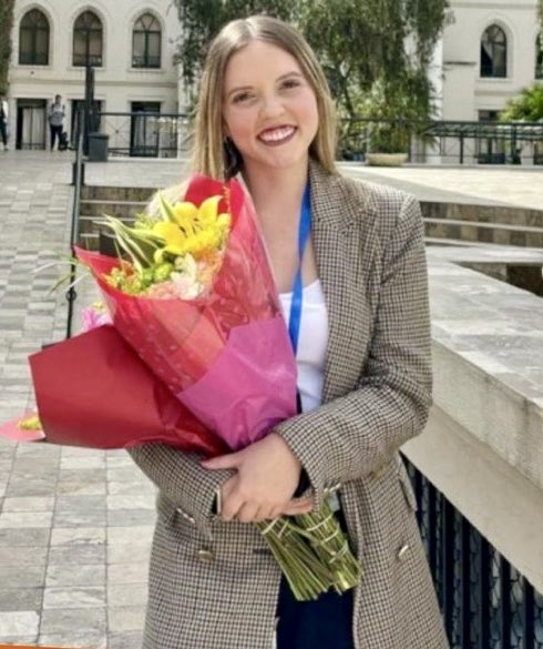 🇪🇨 Camila Nogales, hija de la presentadora Úrsula Strenge, recibió el alta médica tras casi 5 meses hospitalizada por una trombosis venosa cerebral.

La joven de 23 años seguirá en Quito hasta junio. Sus amigos y familiares celebran su increíble resiliencia.