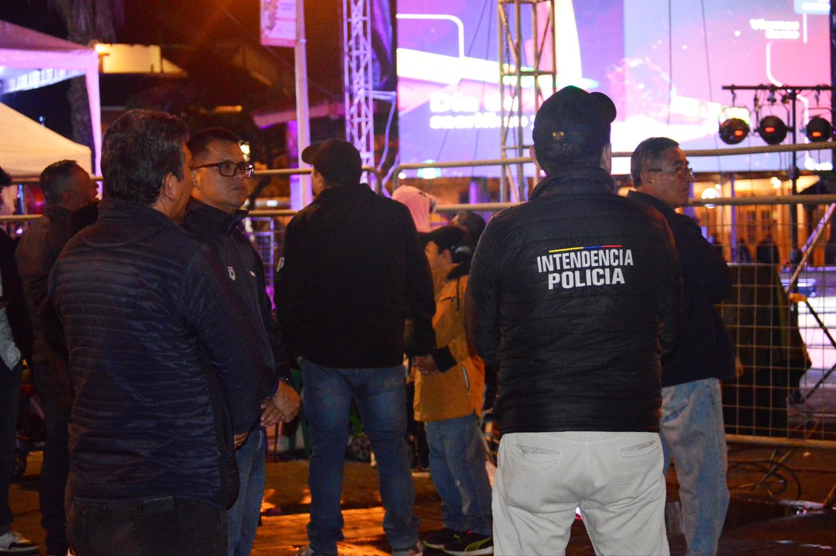 GoberLoja's tweet photo. Además en cojunto con @PoliciaEcuador, #UCOT, #ECU911 y @CruzRoja_Loja participamos del Puesto de Mando Unificado para mantener la seguridad en el Vía Crucis de la parroquia "El Valle".

#ElNuevoEcuadorResuelve https://t.co/MT5hUdsaj3