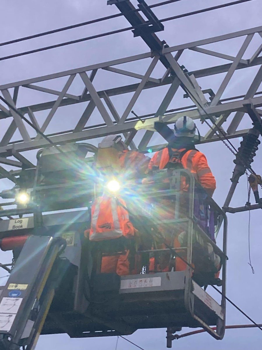 NetworkRailEUS's tweet photo. 👆 Up above, the power behind your journey is getting a fine-tune

🦺 We’re retensioning overhead wires between Euston &amp; Watford to help keep the railway running reliably

☀️ Our #EasterWorks will help get us in good shape ahead of the summer months when heat can affect the wires https://t.co/pDuq6go4rM