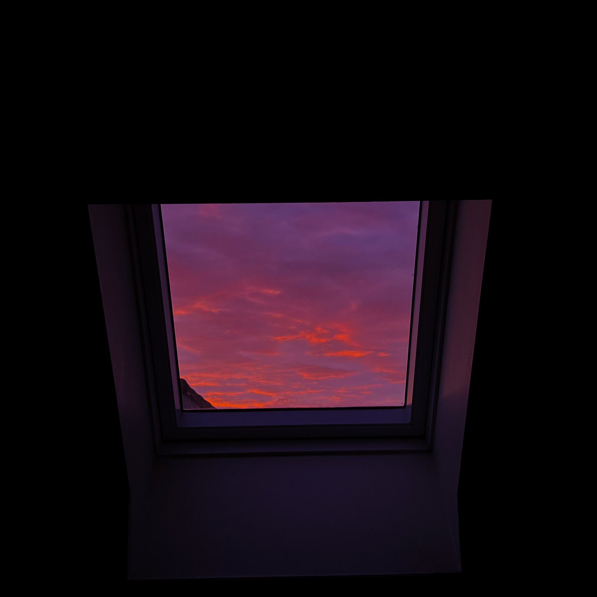 tsukimiina's tweet photo. this morning’s sunrise https://t.co/WRtpWIilyB