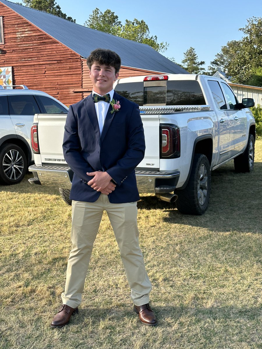 ameliajsimmons's tweet photo. 8th grade Formal - he was invited and had a blast! https://t.co/KqNrL85nC2