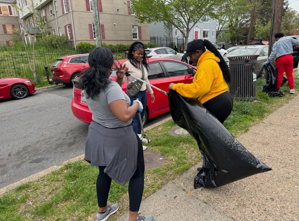 CleanCityDC's tweet image. A massive THANK YOU to all the amazing volunteers for making the 8th Annual Spring Cleanup such a success across all 8 Wards!
#CleanDC #CommunityHeroes



