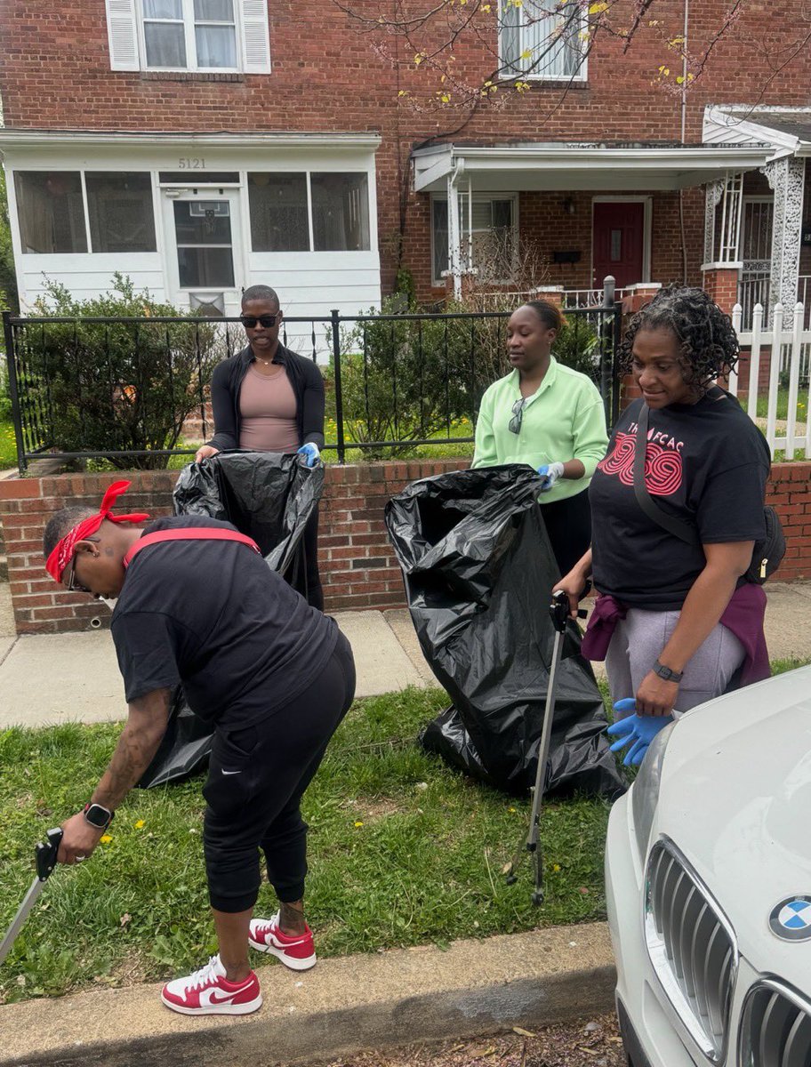 CleanCityDC's tweet image. A massive THANK YOU to all the amazing volunteers for making the 8th Annual Spring Cleanup such a success across all 8 Wards!
#CleanDC #CommunityHeroes



