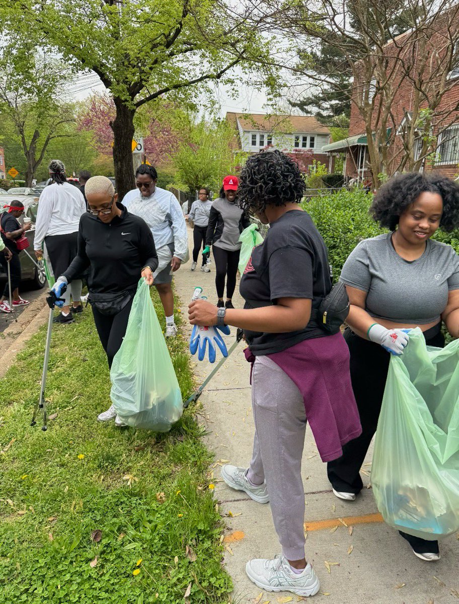 CleanCityDC's tweet image. A massive THANK YOU to all the amazing volunteers for making the 8th Annual Spring Cleanup such a success across all 8 Wards!
#CleanDC #CommunityHeroes



