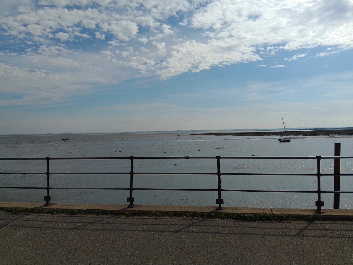 Bevl85's tweet photo. Never get bored of these views #LeighonSea #HadleighCastle https://t.co/x7zJ8YNIiQ