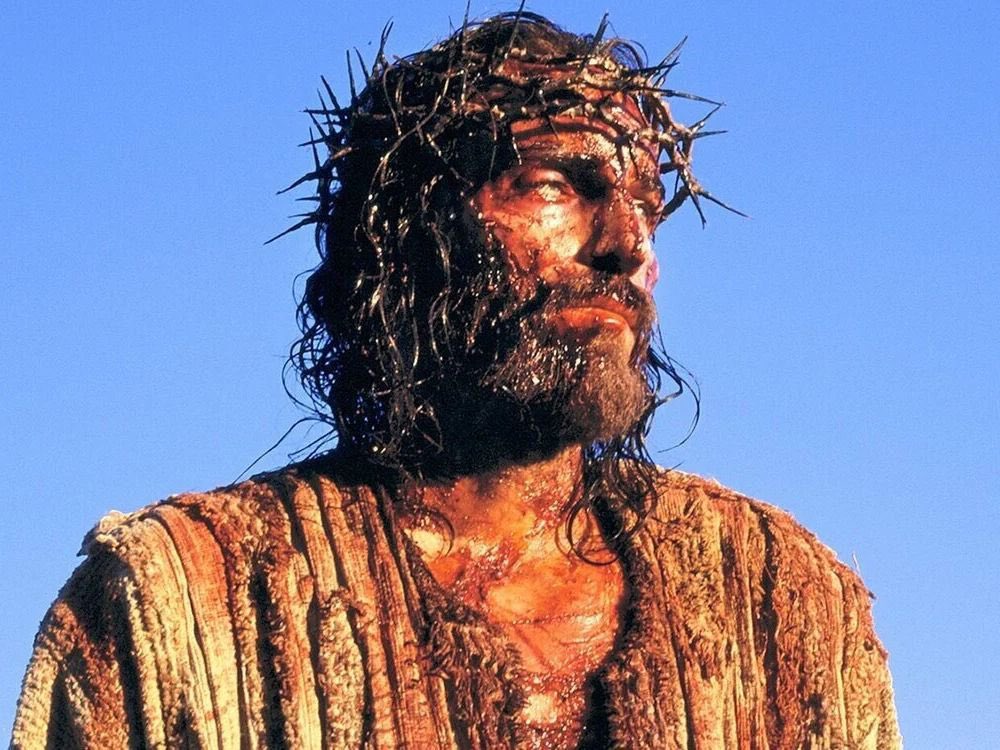 cinefiliacult's tweet photo. El cine es fascinante, y estos datos creo que les gustarán♥️🧵👇🏼:

1- Jim Caviezel está vivo de milagro. Durante el rodaje de “La pasión de Cristo”, tuvo migrañas por aguantar la corona de espinos, padeció neumonía por estar semidesnudo a la intemperie varias horas, se desgarró un hombro por el peso de la cruz (70kg), y le cayeron 2 rayos😨