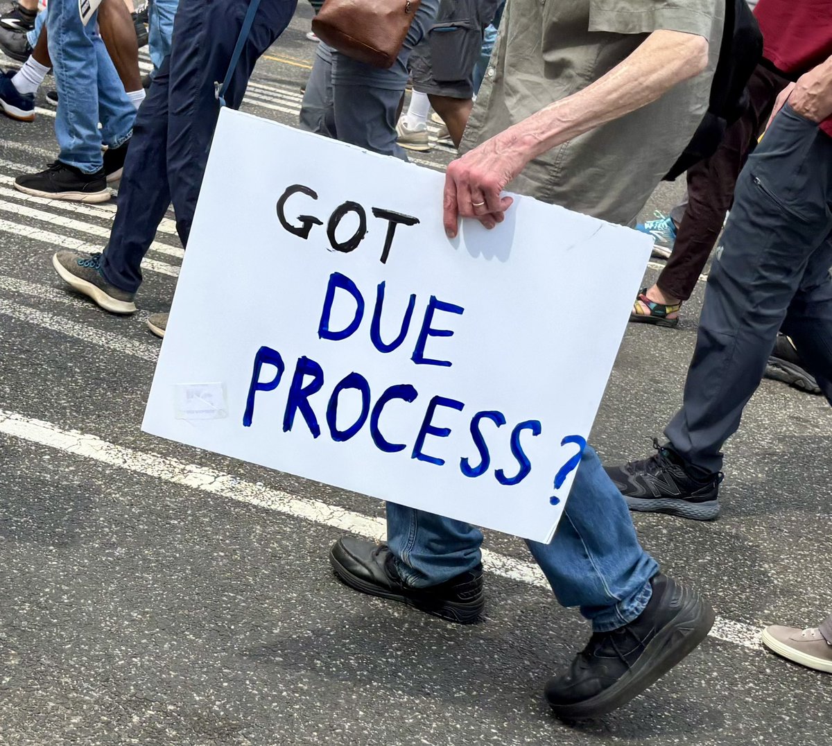 MAGALieTracker's tweet photo. BREAKING: A large group of protesters are marching toward the White House to protest Trump on his doorstep. He’s not going to like this. Trump’s fantasy world where everyone loves him is falling apart as we speak.  https://t.co/Qx7W1tr7DI