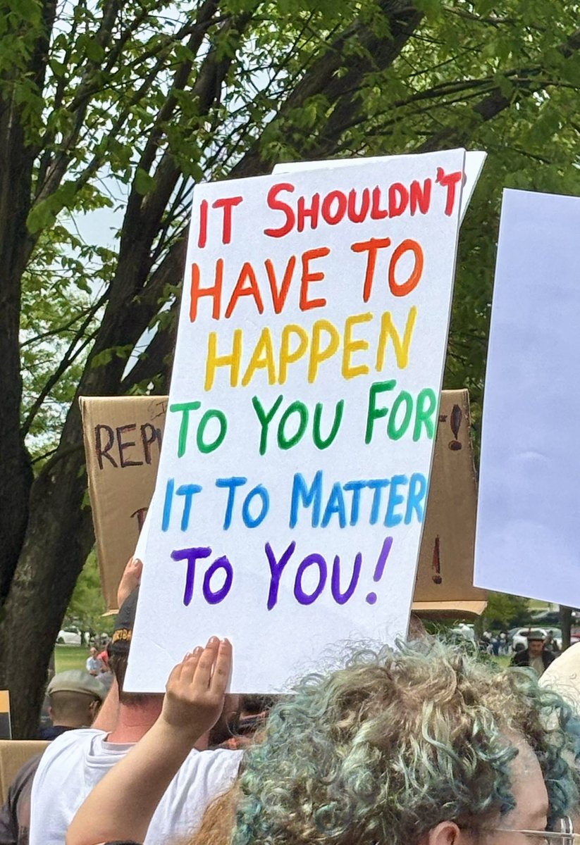 MAGALieTracker's tweet photo. BREAKING: A large group of protesters are marching toward the White House to protest Trump on his doorstep. He’s not going to like this. Trump’s fantasy world where everyone loves him is falling apart as we speak.  https://t.co/Qx7W1tr7DI