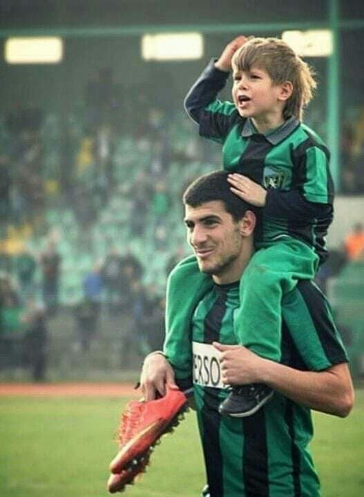 burakzbakr3's tweet photo. 4 yıl formasını giydiğim büyük Kocaelispor camiasını yürekten tebrik ediyorum. #amatördensüperlige 💚🖤 https://t.co/ddNuAH3x6P