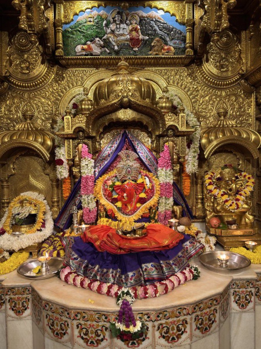 GloryofGanesha's tweet photo. 🙏🌹💐🍃श्री गणेशाय नमः 🍃💐🌹🙏

श्री #सिद्धिविनायक #मुंबई चा राजा सांय:कालीन आरती श्रृंगार दर्शन।

Shri Siddhivinayak #Mumbai cha Raja  Sayankalin Aarti Shringar Darshan.

१७ अप्रैल २०२५, गुरुवार , वैशाख कृष्ण #पंचमी
17 अप्रैल 2025, Thursday, Vaishakh Krishn #Panchmi https://t.co/vqgUVVeItY