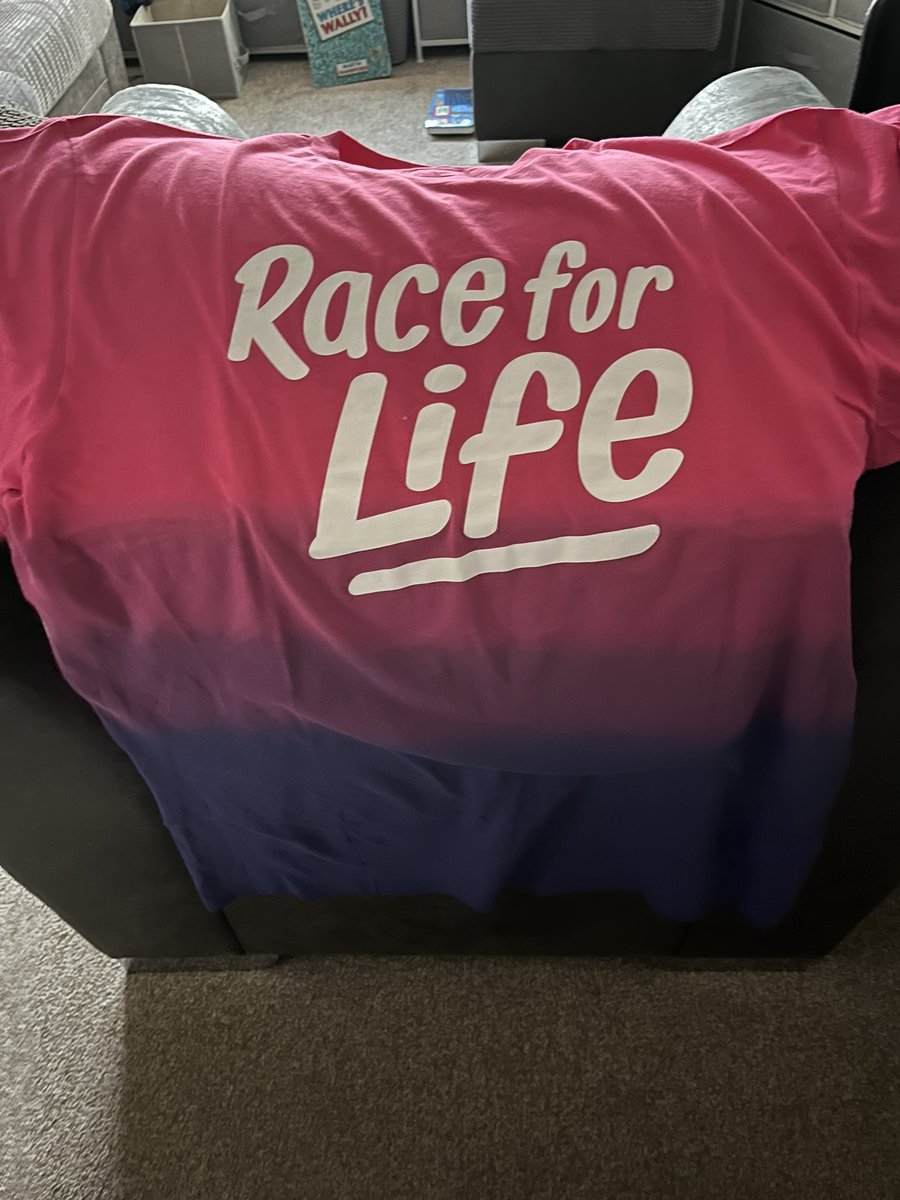 BigJimStilton's tweet image. The t shirt for the day has arrived!   Think pink ombré suits me! #raceforlife