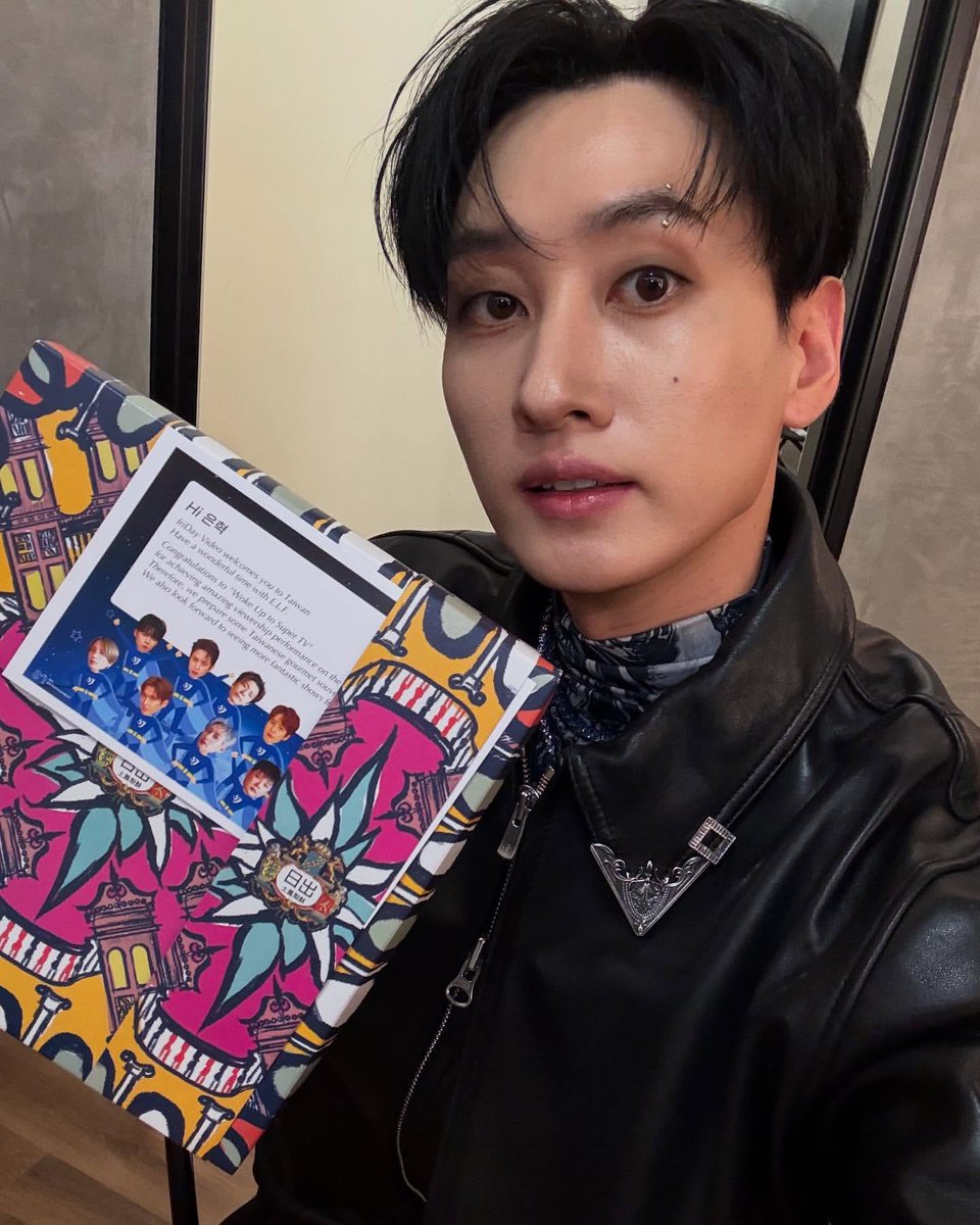 hyukjaesweet's tweet photo. Amo que esté año POR FIN estén resaltando el lunar de la mejilla de Hyukjae y que ya no lo tapen con el maquillaje 🙂‍↕️💗 https://t.co/CcRMV3irTR