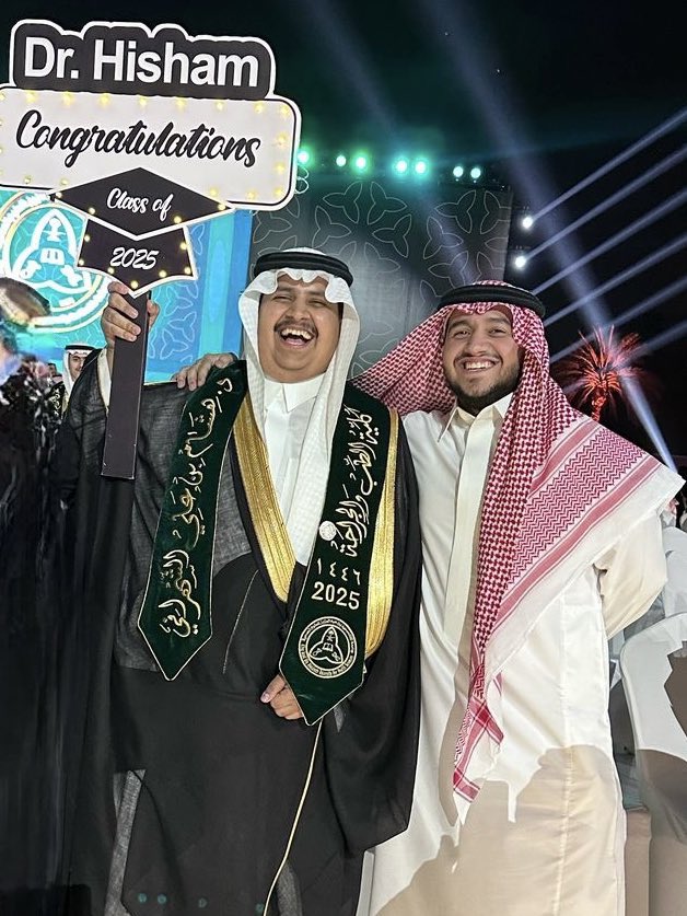 HishamHz4m's tweet photo. أما عن رحلتي في الدراسة، فوجدت اصدقاء اصبحوا إخوان، شاركتهم الأيام الصعبه قبل الأيام السعيدة فكانوا سندًا، وكان وجودهم عوناً في جميع مراحل الطريق.

أخيرًا وليس آخرًا، ألف مبروك لأصدقائي على التخرج، وألف مبروك لي على نعمة معرفتكم. كنتم جزءًا جميلًا من هذه الرحلة، وستظلون كذلك❤️ https://t.co/8RsJ21uYNq