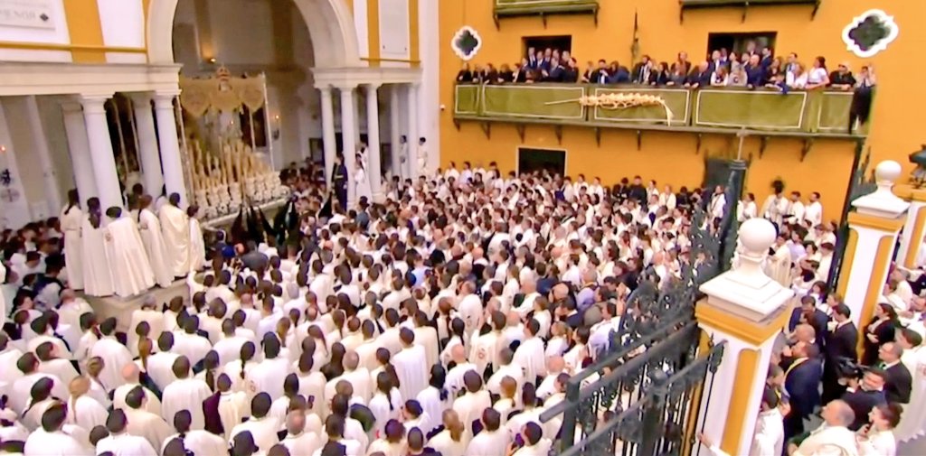 Hdad_Macarena's tweet photo. La Hermandad reitera un año más su reconocimiento a todos los hermanos que participaron en la Estación de Penitencia. 

Gracias a su esfuerzo y colaboración, y a pesar de ser el cortejo más numeroso en la historia de nuestra cofradía -con casi 800 papeletas de sitio más que el último año-, la Virgen de la Esperanza salió de la Catedral con sólo 4 minutos de retraso. 

Gracias también al cuerpo de enlaces y diputados por su trabajo no sólo en la cofradía, sino durante meses preparando la Estación de Penitencia.

Un esfuerzo colectivo crucial para que nuestra Hermandad cumpla su compromiso de solidaridad con el resto de Hermandades de la jornada. 

Hermanos, sois el orgullo de nuestra Hermandad y ejemplo de comportamiento en la cofradía; que el Señor y la Virgen os lo premien.

#MadrugaMacarena