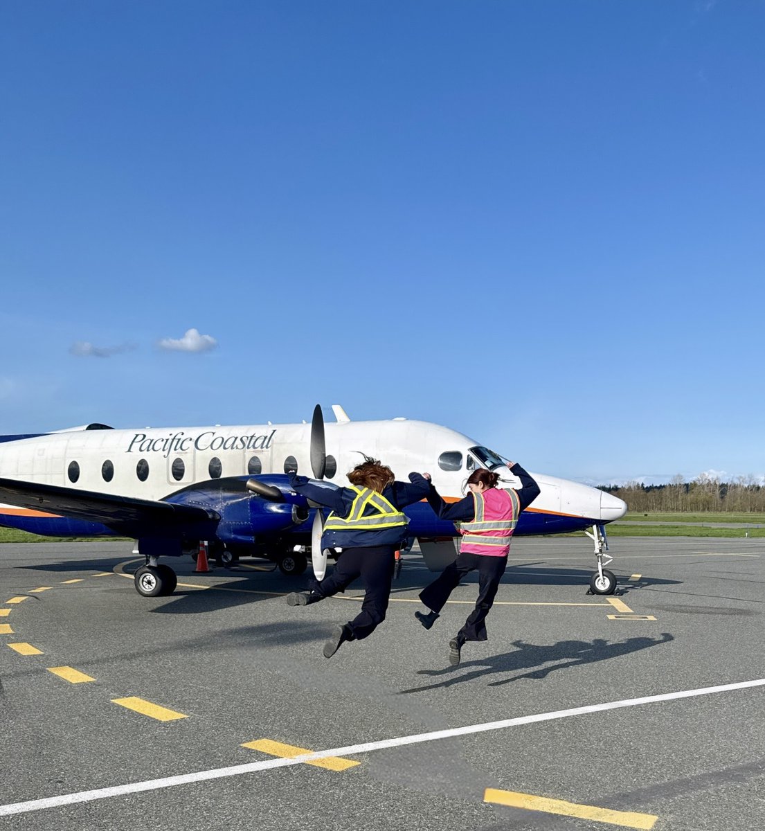 PacificCoastal's tweet photo. Hope you're soaking up this warm and sunny weekend like our Nanaimo team is! 😁🌞✈️
#FlyPCA #Nanaimo https://t.co/9mWunyegbN