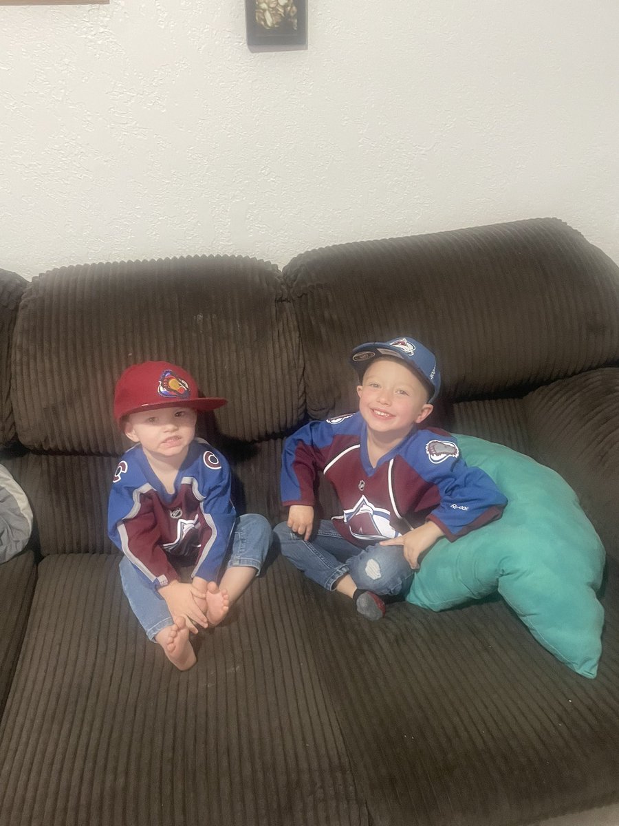 tkullery's tweet photo. We’re ready for tonight! #GoAvsGo https://t.co/Ke5PS9ArYy