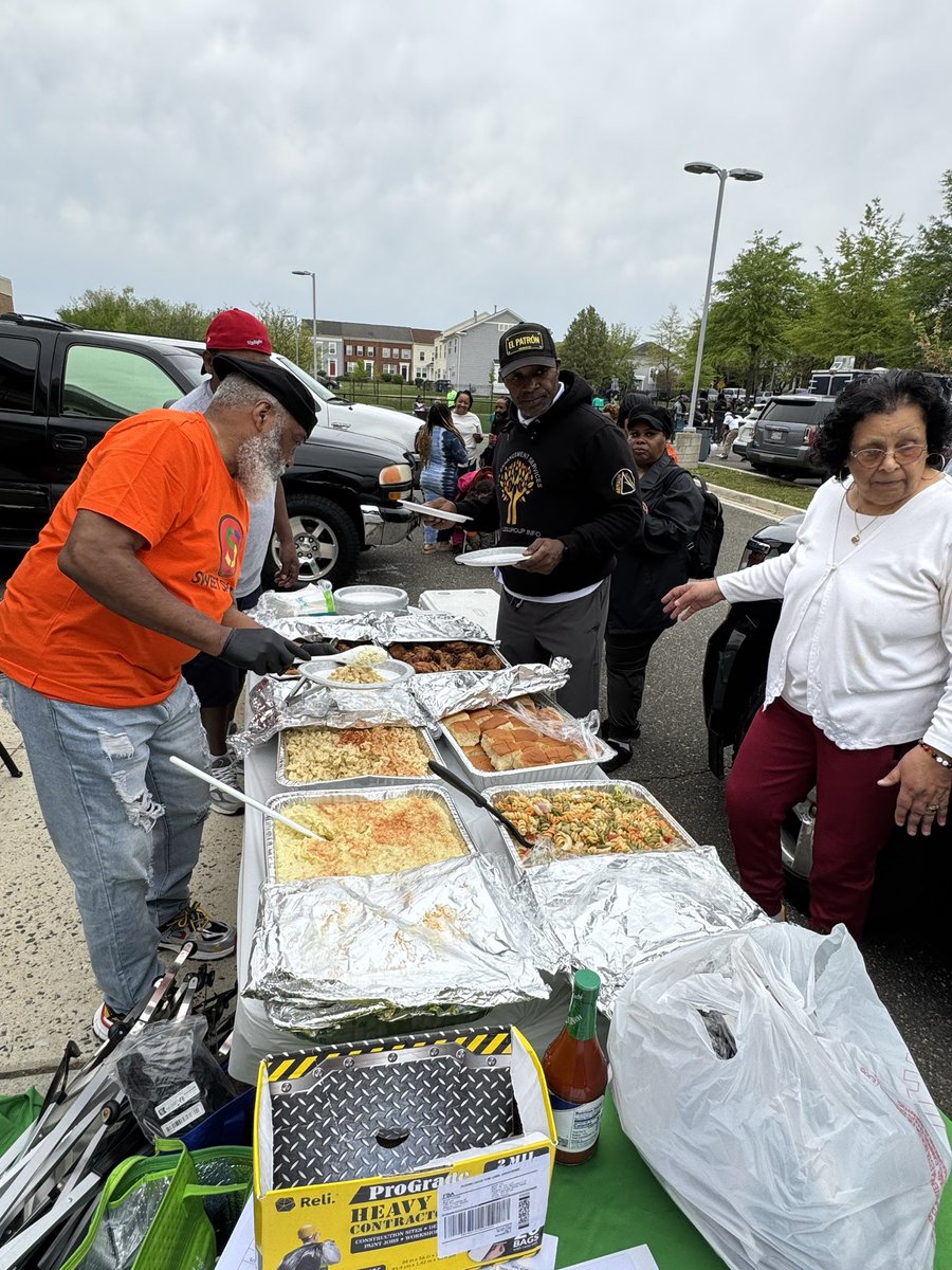 #Ward8WINNING during today’s <a href="/MayorBowser/">Mayor Muriel Bowser</a> 8th Annual Spring Cleanup at #TurnerElementarySchool … thank you to all of our residents, community partners and DC government agencies who came to help make Ward 8 beautiful.  Resources, Food, Fun and Community