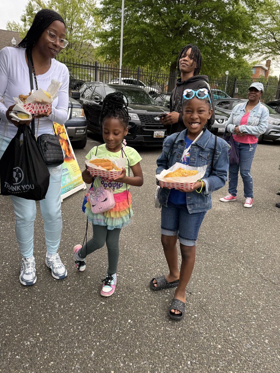 ward8mocrs's tweet photo. #Ward8WINNING during today’s @MayorBowser 8th Annual Spring Cleanup at #TurnerElementarySchool … thank you to all of our residents, community partners and DC government agencies who came to help make Ward 8 beautiful.  Resources, Food, Fun and Community https://t.co/remsTQwQOU