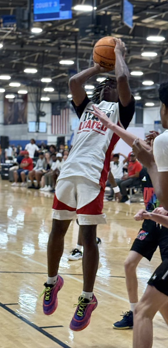 NorfolkKnights's tweet photo. Team Loaded 804’s James Crooks III (5’11 2028 Matoaca HS) hits the jumper.  You gotta love watching him play man he’s an energy guy on both ends of the floor where he’s a game changing presence.  Outworks you!  He can score in a variety of ways.  Talented and athletic and with a great motor!  #BigShots #VirginiaBeachTipOff @BigShotsToday @BigShotsGlobal