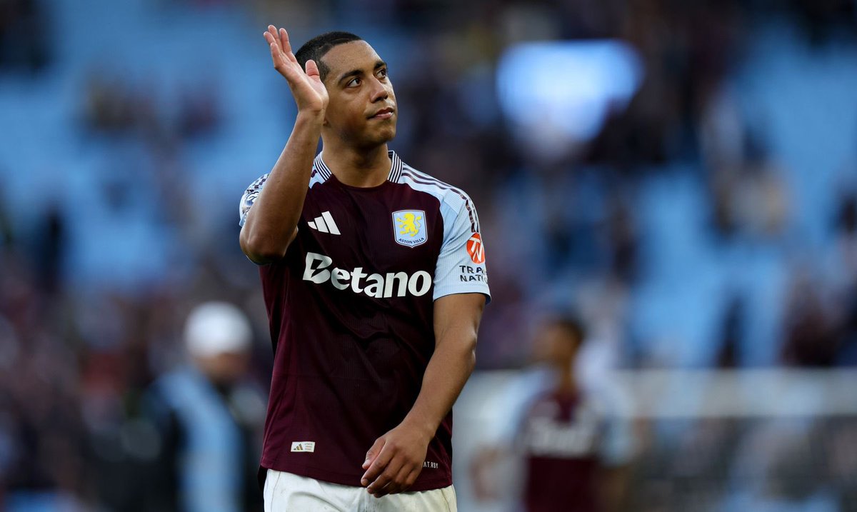 DavidSmithAVFC's tweet image. Put your hand up if you’re the best player on the pitch