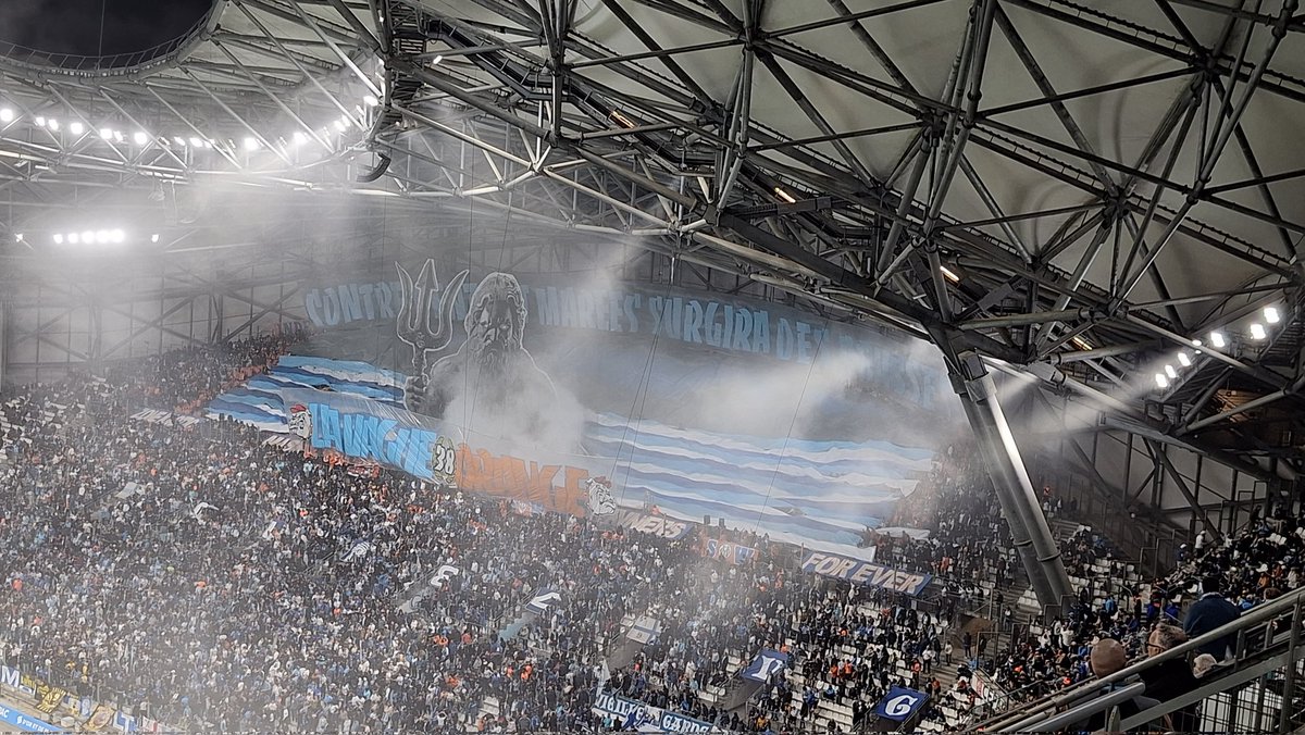 Enzobuonalana's tweet photo. Magnifique tifo pour l'anniversaire des South Winners #OM #OMMSHC https://t.co/rwe8j2uFGF