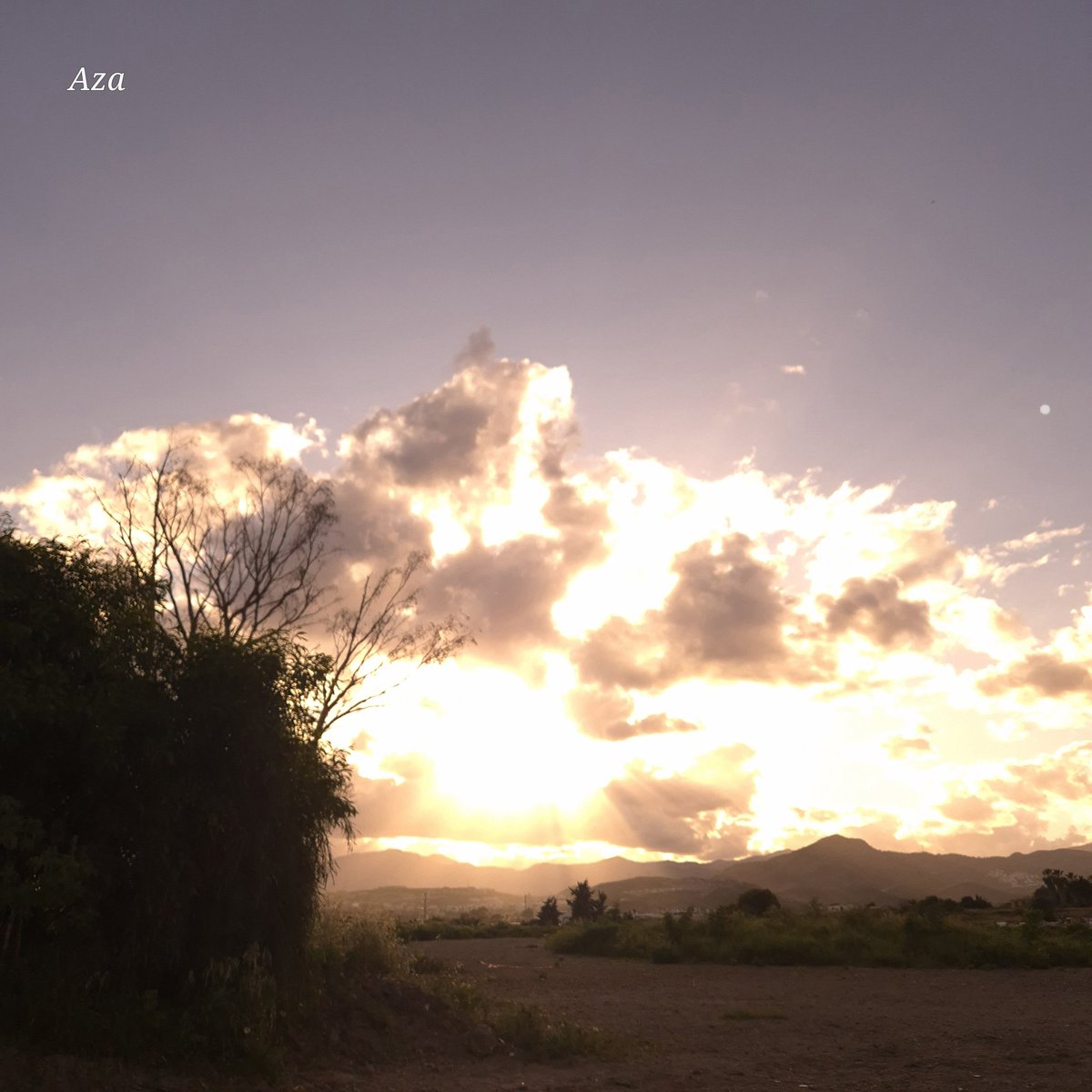La noche llega con su manto y el mundo se lIena de un brillo especial 
Y tú, estrella brillas como diamante en el cielo
Buenas noches