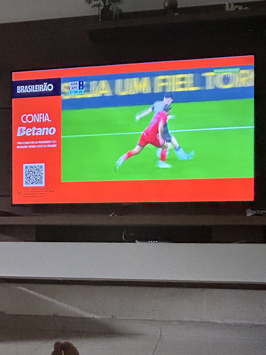 dalminhu's tweet photo. eu tô inconformado que a transmissão do pay-per-view do premiere está com 30% da tela de propaganda. que PALHAÇADA https://t.co/J7XDUMJibg