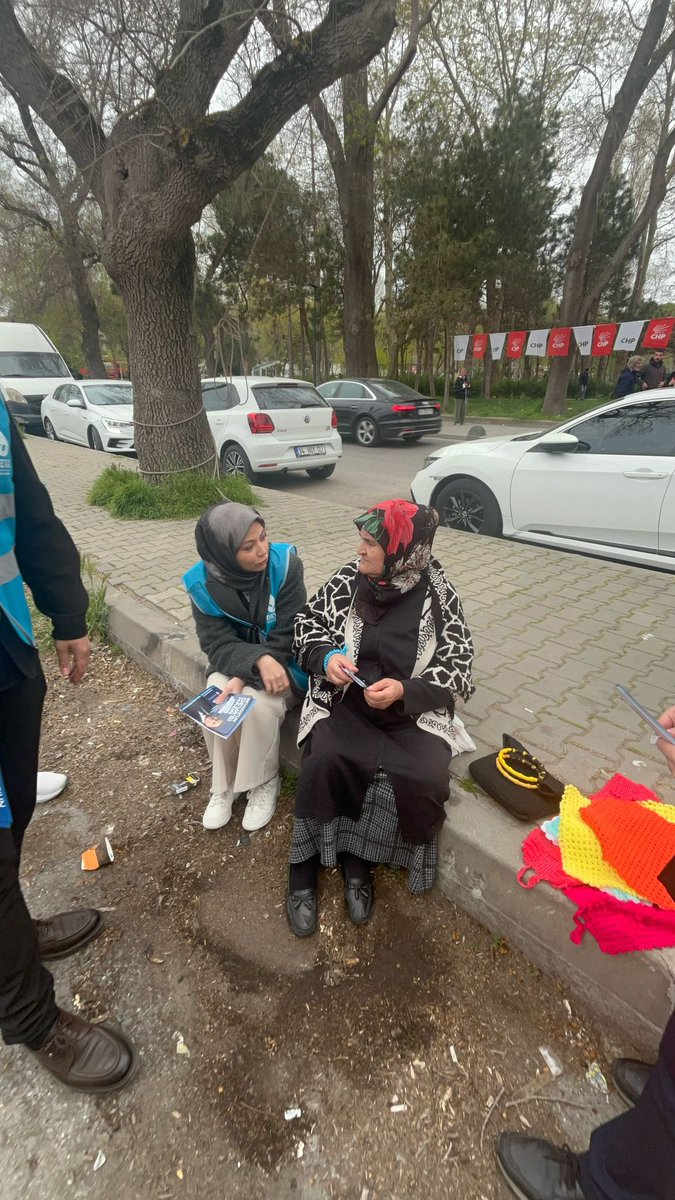 busrasakinmaz's tweet photo. Beykoz Semt Pazarı bugün mavilendi, çok üzülerek söylüyorum artık gözler her zamankinden daha dolu. 

Esnaf her zamankinden daha çaresiz. 
Çaresi var, biz varız. https://t.co/6Tnh2Tf3WG